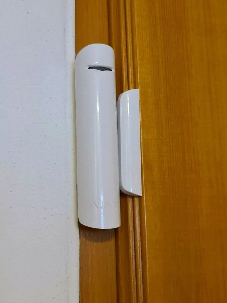 dveřní senzor zavřený