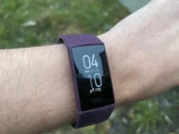 fitbit charge 4 sledování aktivity