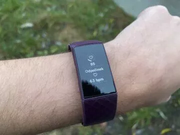 fitbit charge 4 sledování aktivity sporty