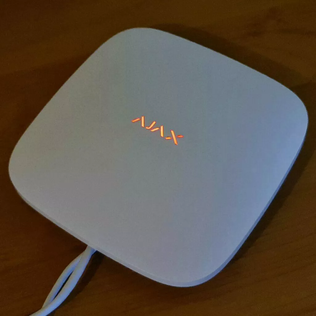 Hub 2 AJAX červená