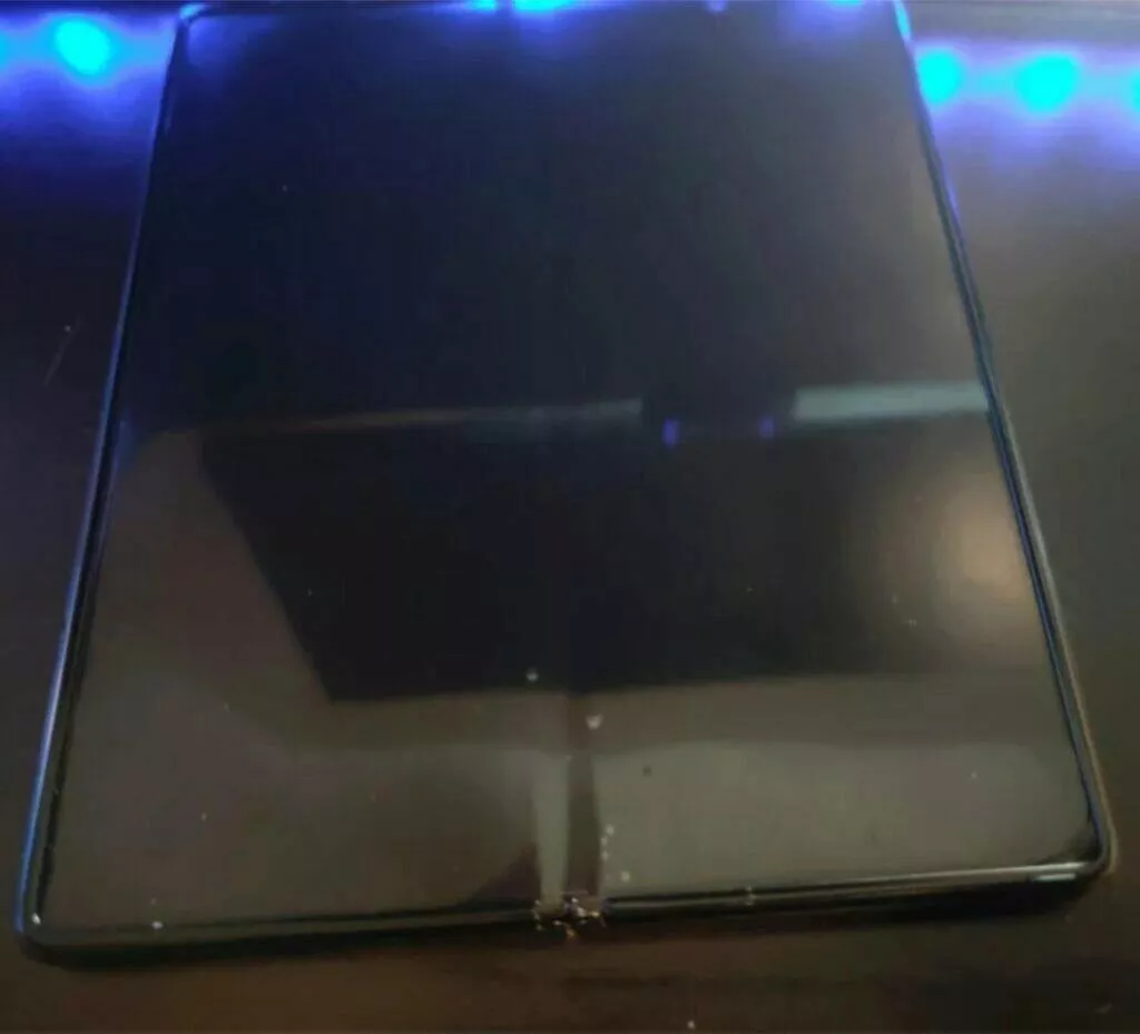 Galaxy Fold2 bubliny pod fólií ukázka malé