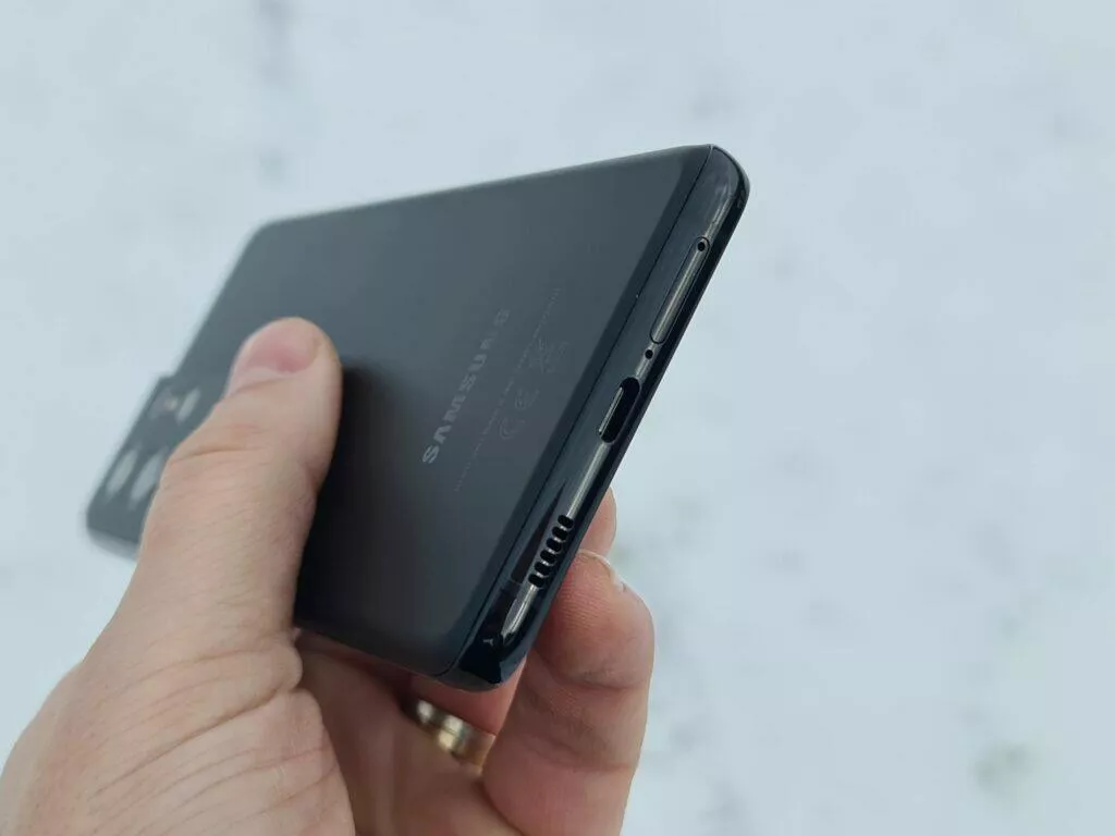 Samsung Galaxy S21 Ultra testování spodní strana