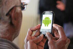 Android telefony pro seniory