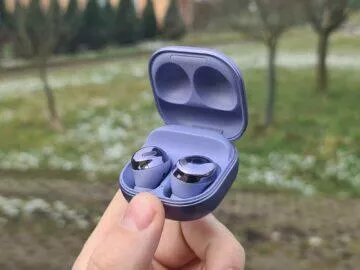 Samsung Galaxy Buds Pro pouzdro ruka otevřené