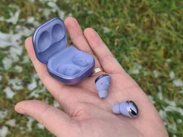 Samsung Galaxy Buds Pro sluchátka pouzdro ruka