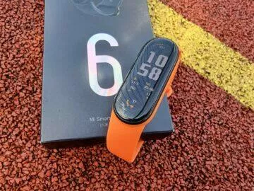 Xiaomi Mi Band 6 detail tartan displej ciferník