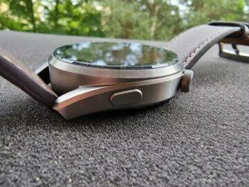 Huawei Watch 3 Pro design spodní tlačítko