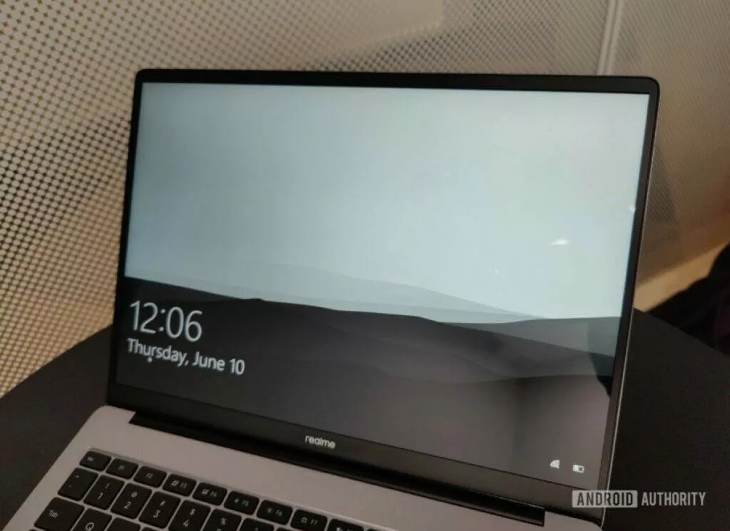 realme predstavi laptop