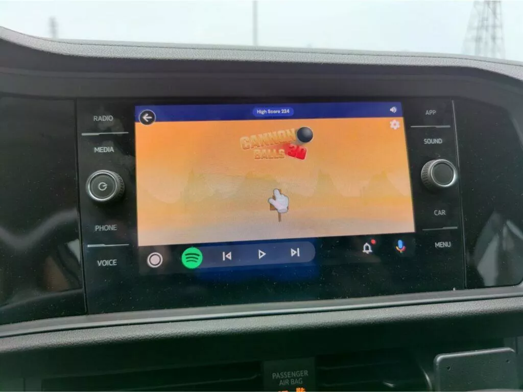 Android Auto dotykové hry hraní GearSnacks Cannon Balls