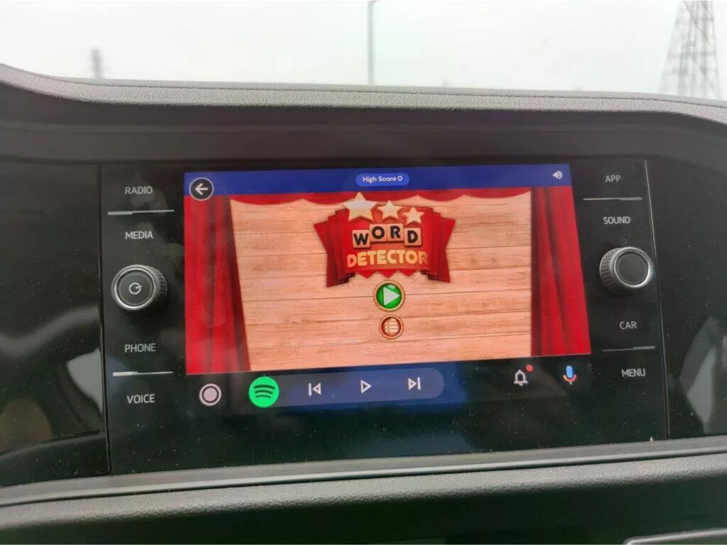 Android Auto dotykové hry hraní GearSnacks Word Detector