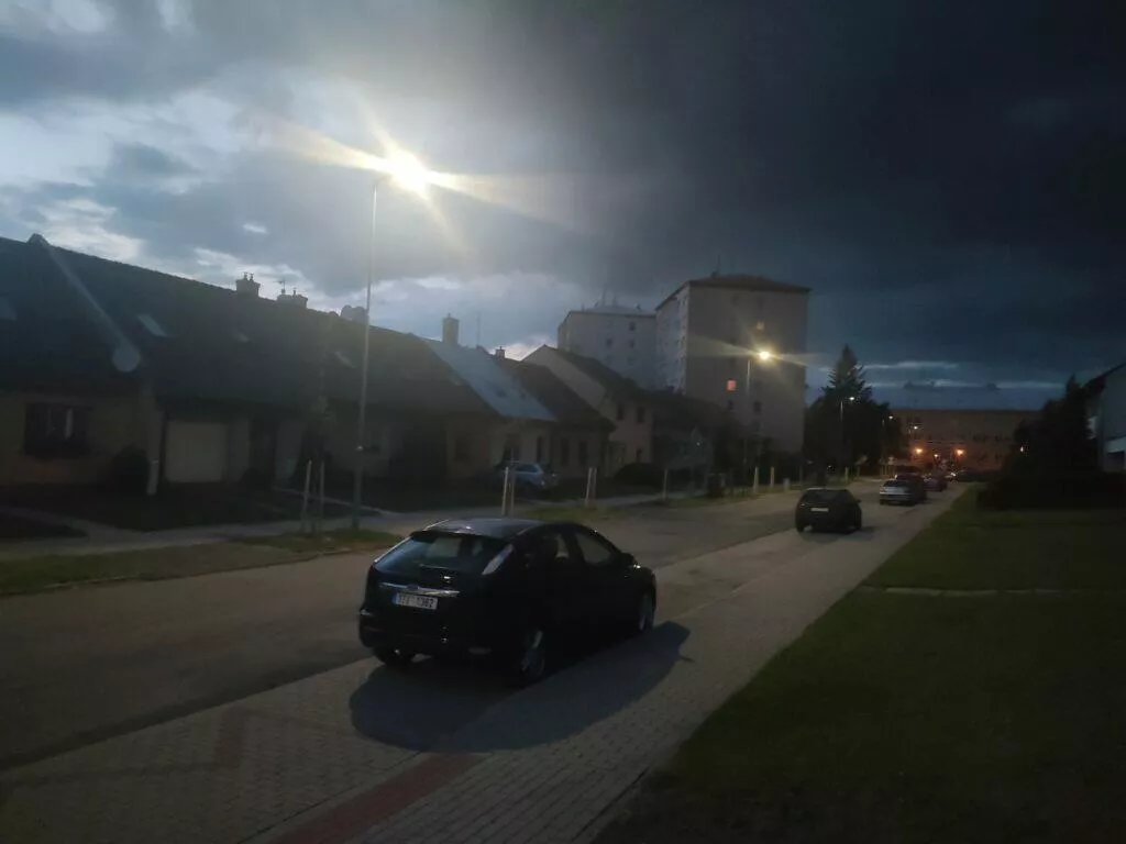 noční fotka Oppo Reno5 5G