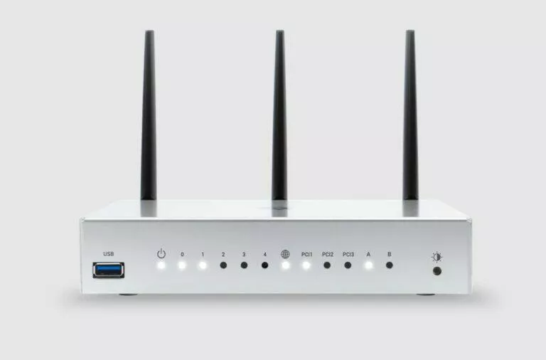 Omnia Router Český router Turris Omnia je prý ve své třídě nej na světě