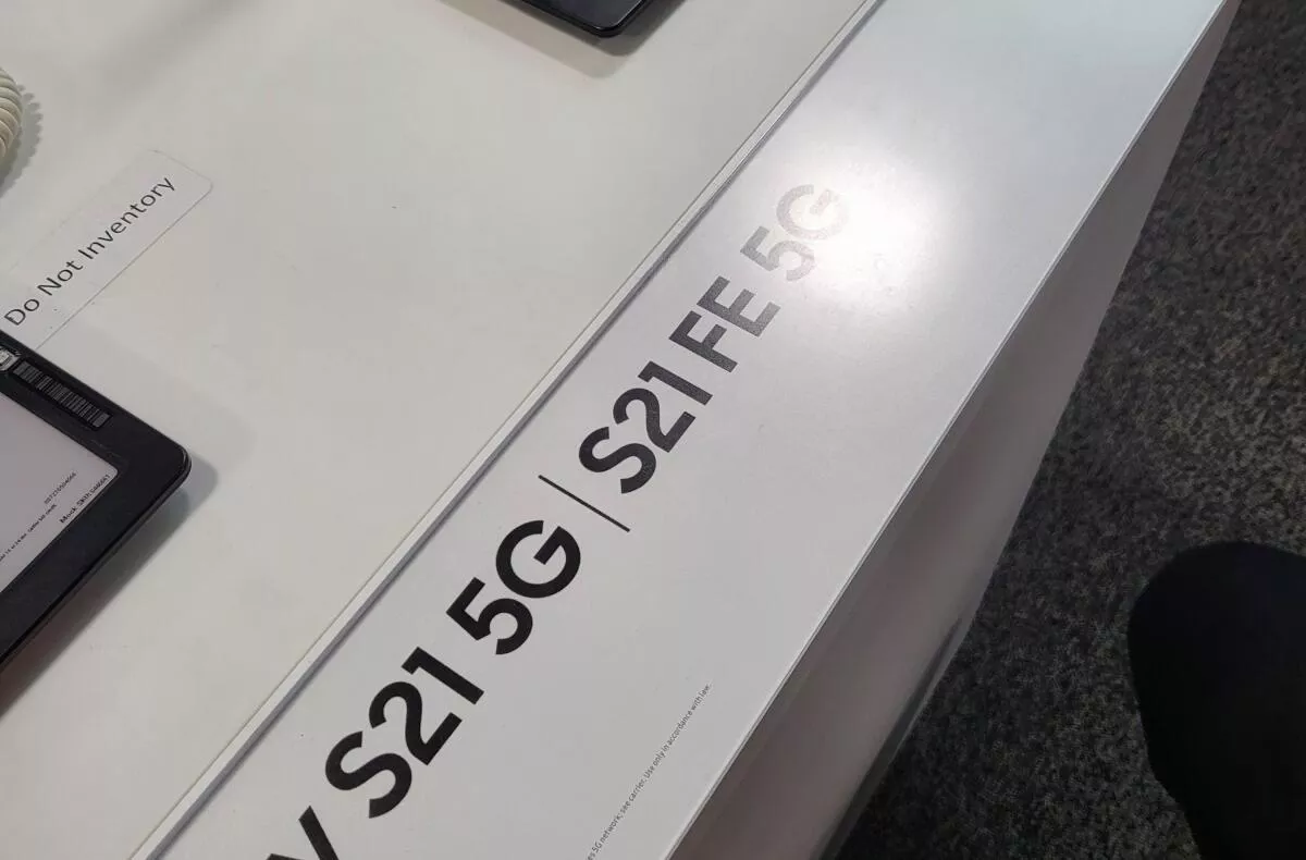 Samsung Galaxy S21 FE datum představení pult