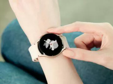 Samsung Galaxy Watch4 růžová zápěstí