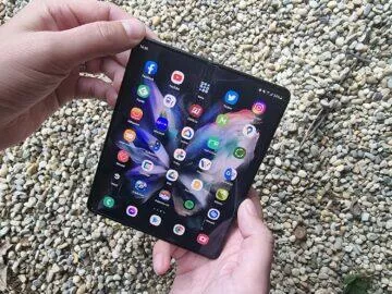 Samsung Galaxy Z Fold3 recenze ruce obrazovka