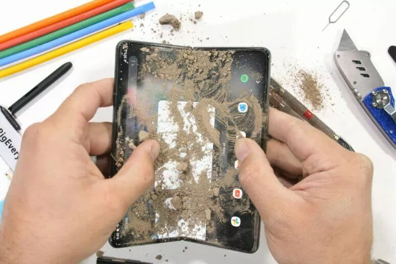 Samsung Galaxy Z Fold3 test odolnosti Samsung Galaxy Z Fold3 test odolnosti