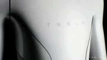 Tesla Bot Elon Musk robot asistent detail hruď