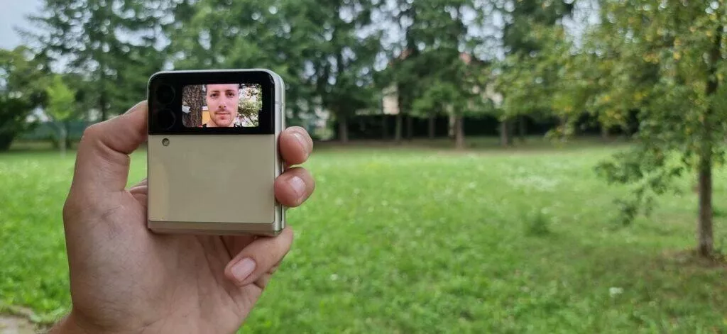 outdoor selfie display