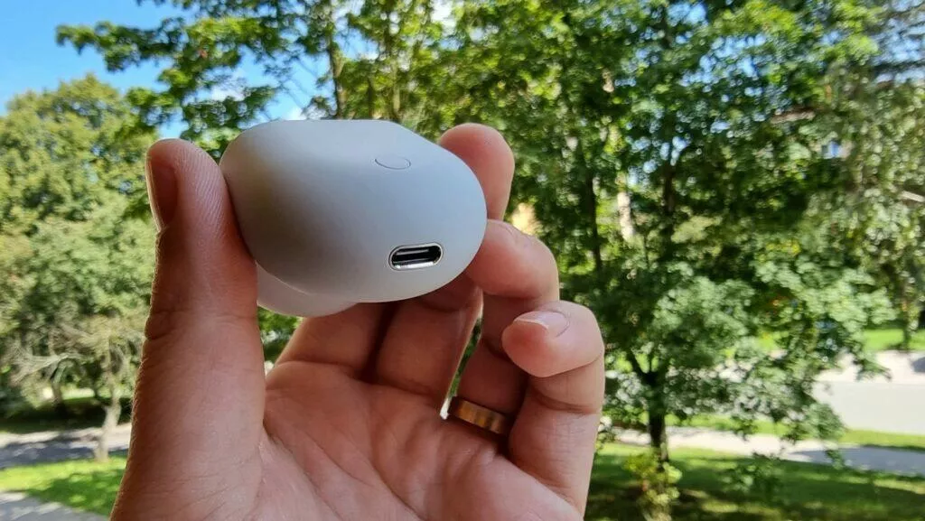 Redmi Buds 3 Pro testování konektor tlačítko