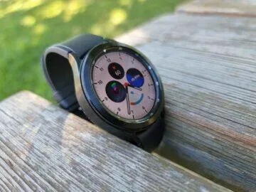 Samsung Galaxy Watch4 recenze ciferník bílá