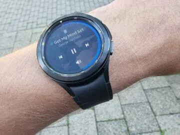 Samsung Galaxy Watch4 recenze funkce hudba