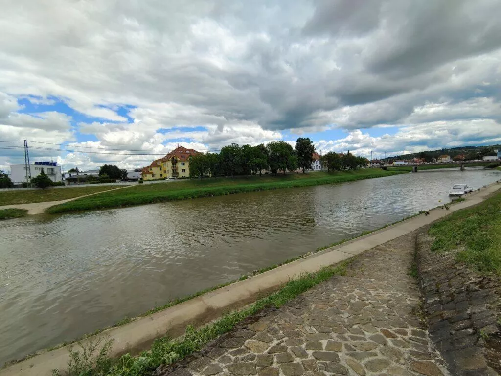 vivo x60 pro ultrasirokouhly fotoaparat reka