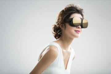 VR brýle HTC Vive Flow žena