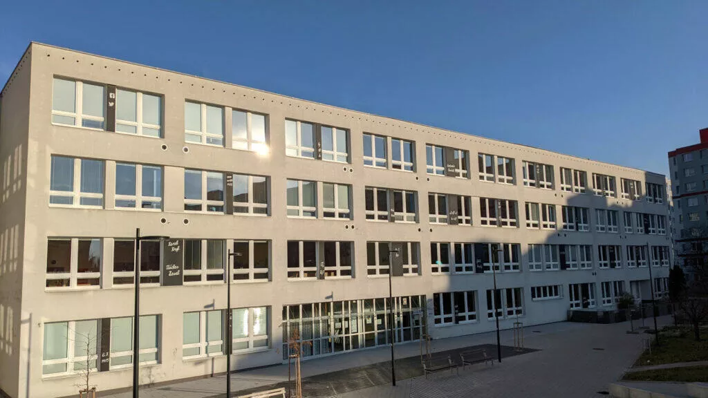 Google Pixel 5 šedá budova