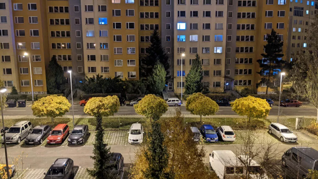 Google Pixel 5 sídliště večer