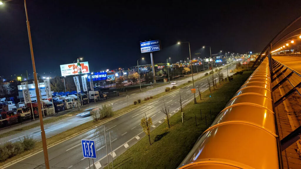 Google Pixel 5 večer most