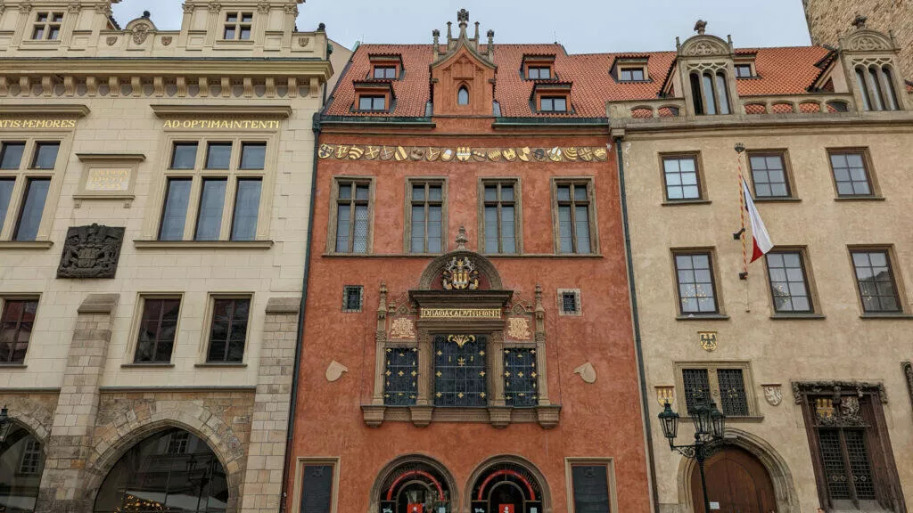 Google Pixel 6 praha červená budova