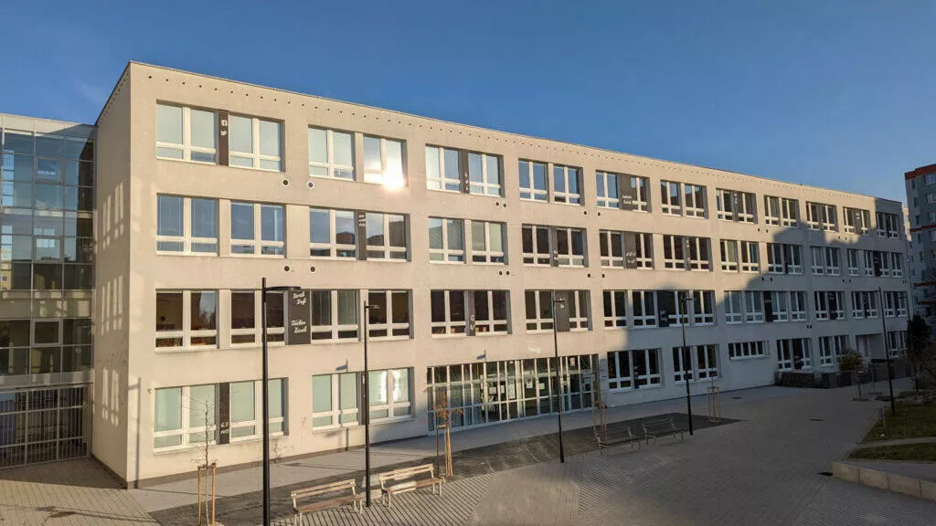 Google Pixel 6 šedá budova
