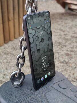 Samsung Galaxy S21 FE v displej