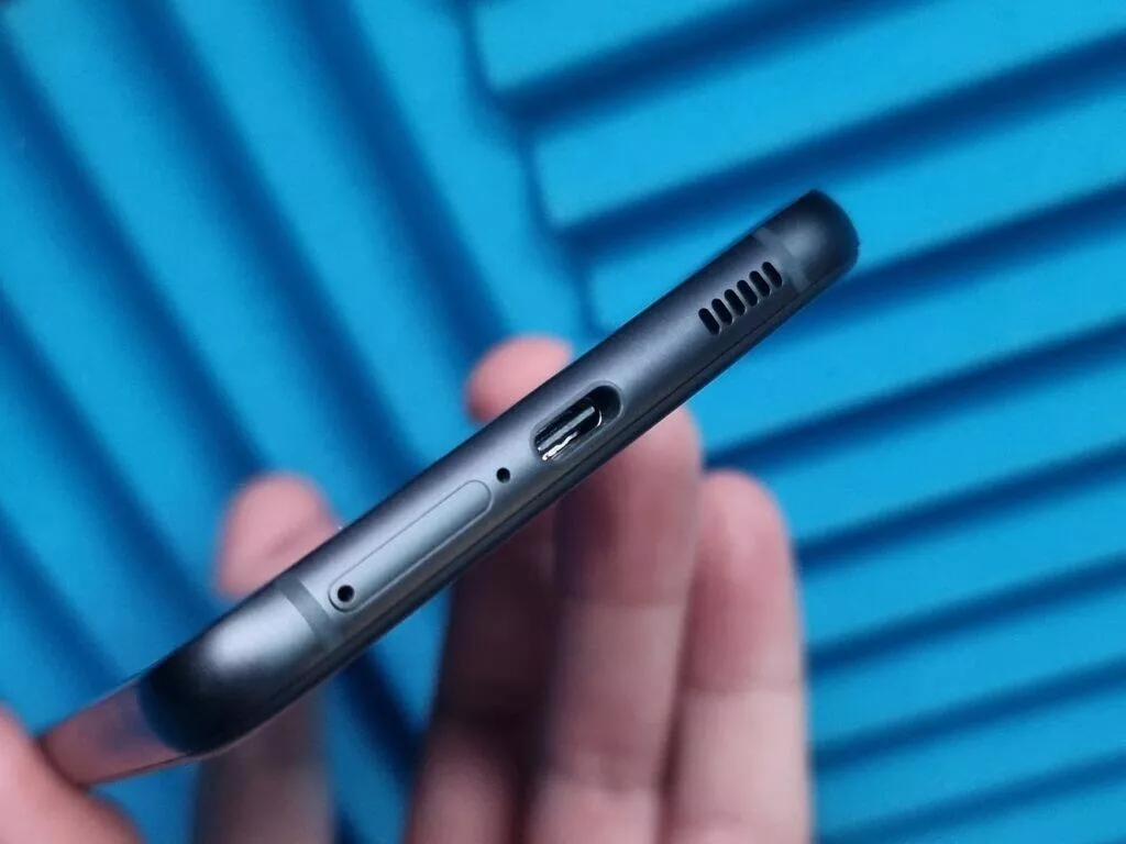 testování Samsung Galaxy S21 FE recenze spodní strana