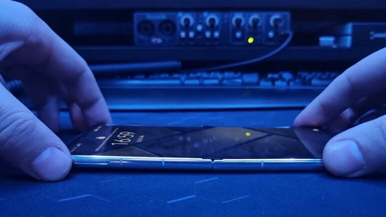 Huawei P50 Pocket - test skládání displeje