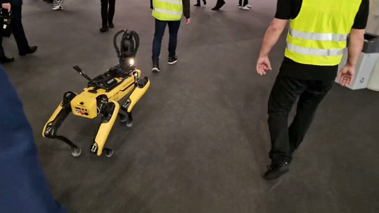 Robotický pes Spot od Boston Dynamics na MWC 2022 v Barceloně