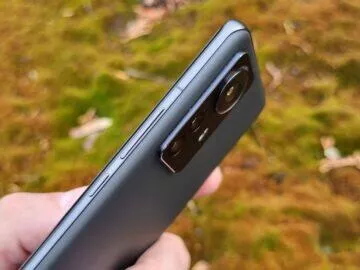 Xiaomi 12 Pro recenze design tlačítka