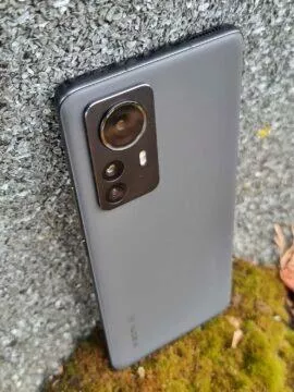 Xiaomi 12 Pro recenze design v záda