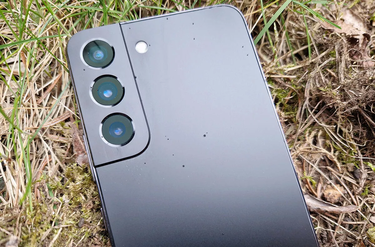 galaxy s22 recenze