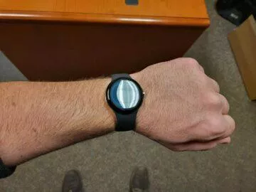 Google Pixel Watch otografie na ruce displej