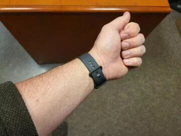 Google Pixel Watch otografie na ruce řemínek