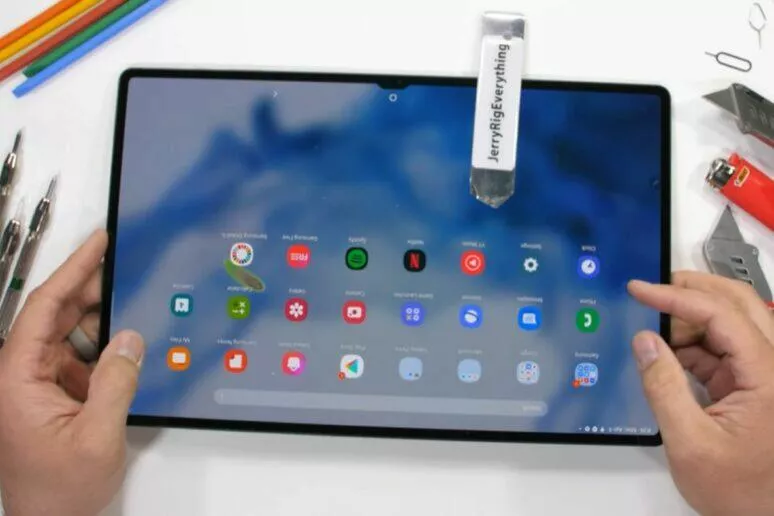 Samsung Galaxy Tab S8 test odolnosti JerryRigEverything Samsung Galaxy Tab S8 test odolnosti JerryRigEverything