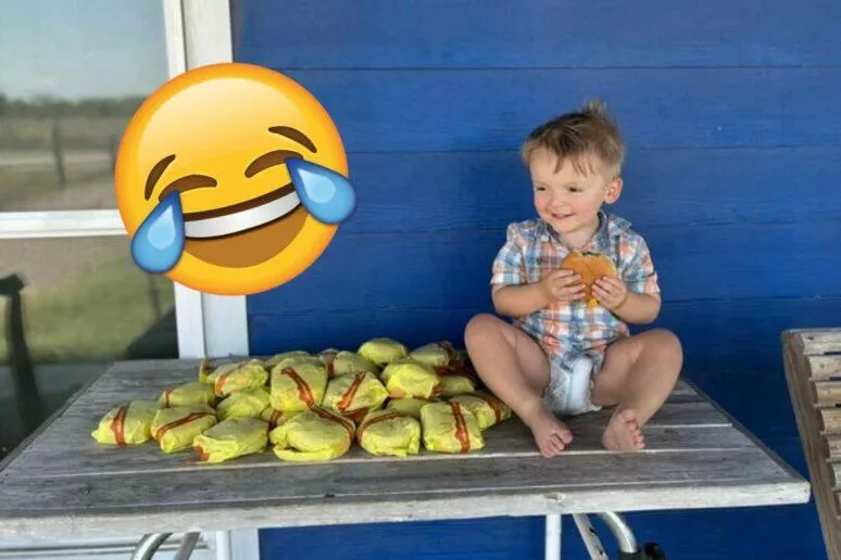 aplikace burgery McDonald objednávka dvouletý kluk aplikace burgery McDonald objednávka dvouletý kluk