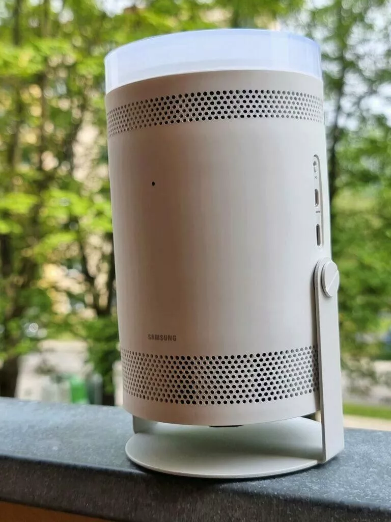 projektor Samsung The Freestyle testování tělo