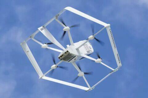 Amazon dron doručování pilot