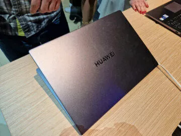 huawei matebook 16s zadní strana