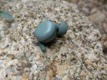 Google Pixel Buds A-Series sluchátka test detail