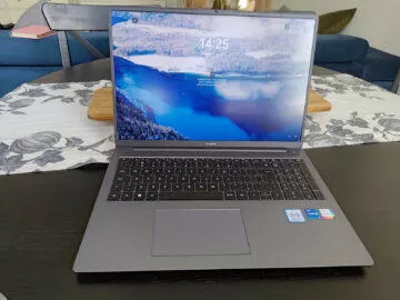 Huawei MateBook D16 displej