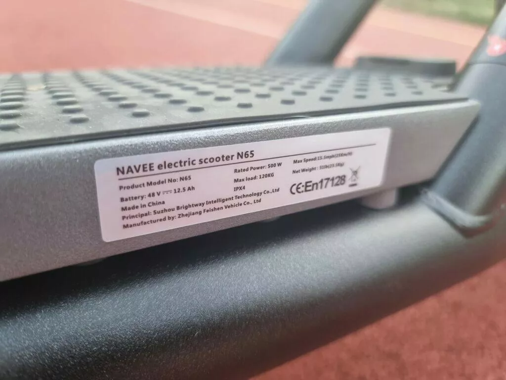 NAVEE N65 elektro koloběžka test štítek