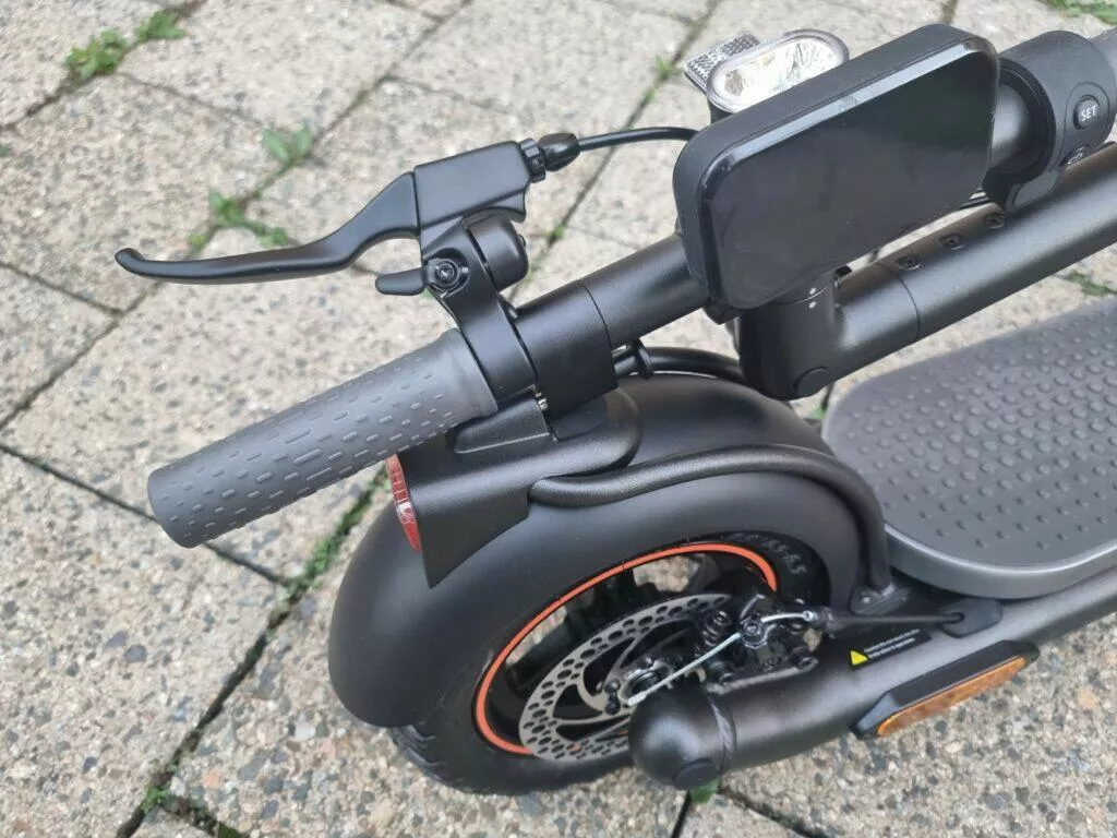 NAVEE N65 elektro koloběžka test zadní kolo úchyt